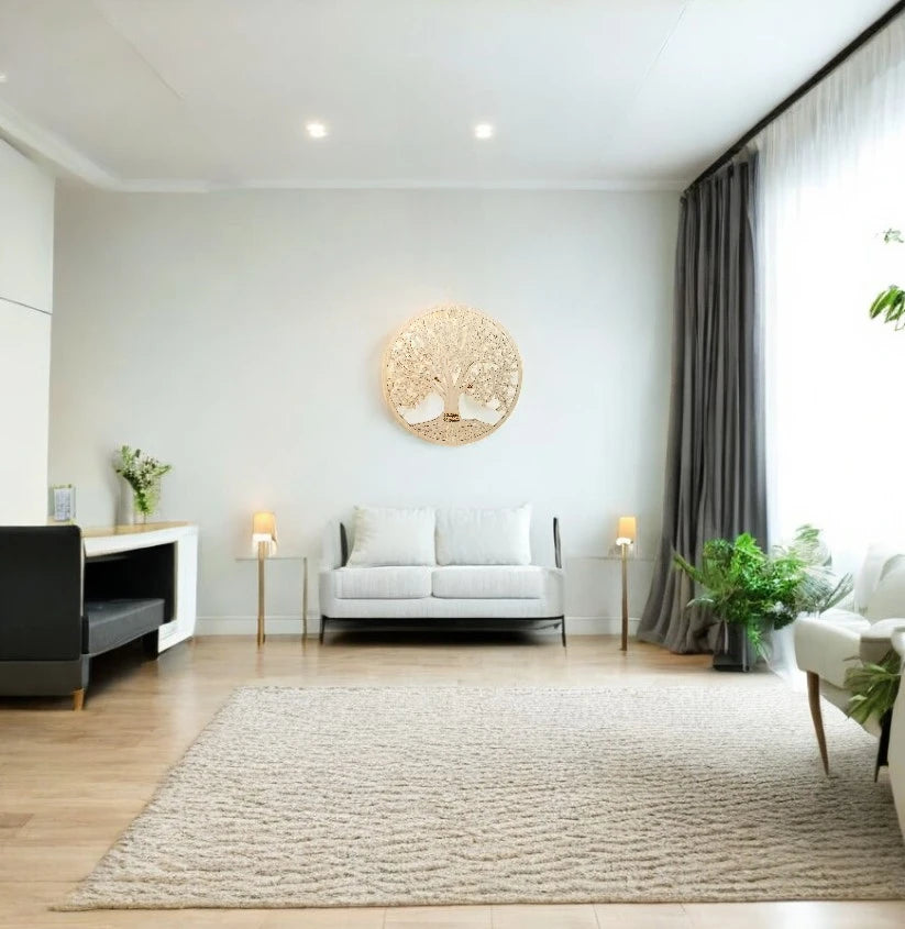 Arbre de Vie en bois finement sculpté, accroché dans un salon lumineux et moderne. Parfait comme décoration murale raffinée ou cadeau unique.