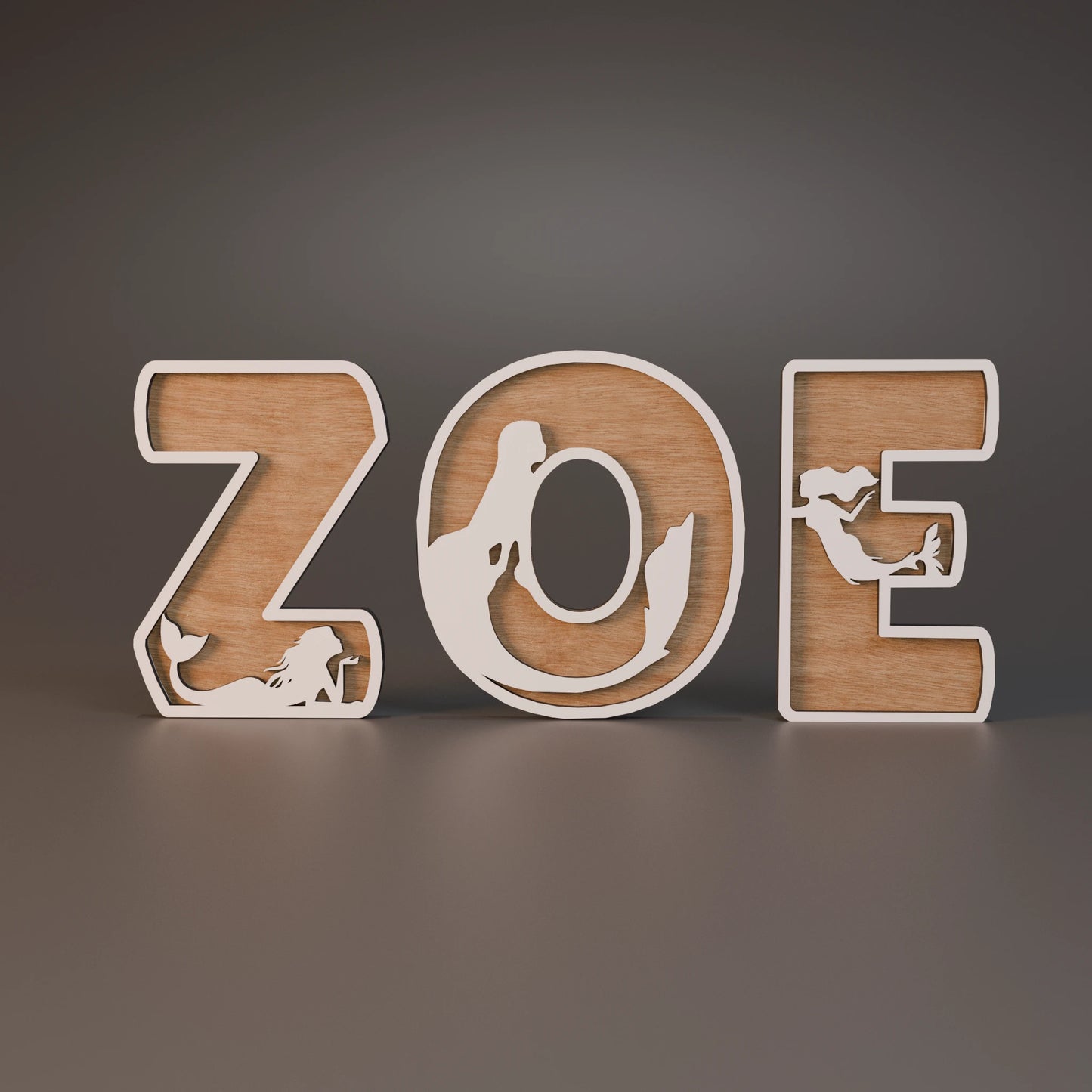 Lettre prénom en bois personnalisée "Zoé" avec un design sirène ajouré et contrastes élégants, parfaite pour une décoration de chambre enfant ou un cadeau unique. | Houten naamletters "Zoé" met een verfijnd uitgesneden zeemeerminontwerp, ideaal als kinderkamerdecoratie of als gepersonaliseerd geschenk.