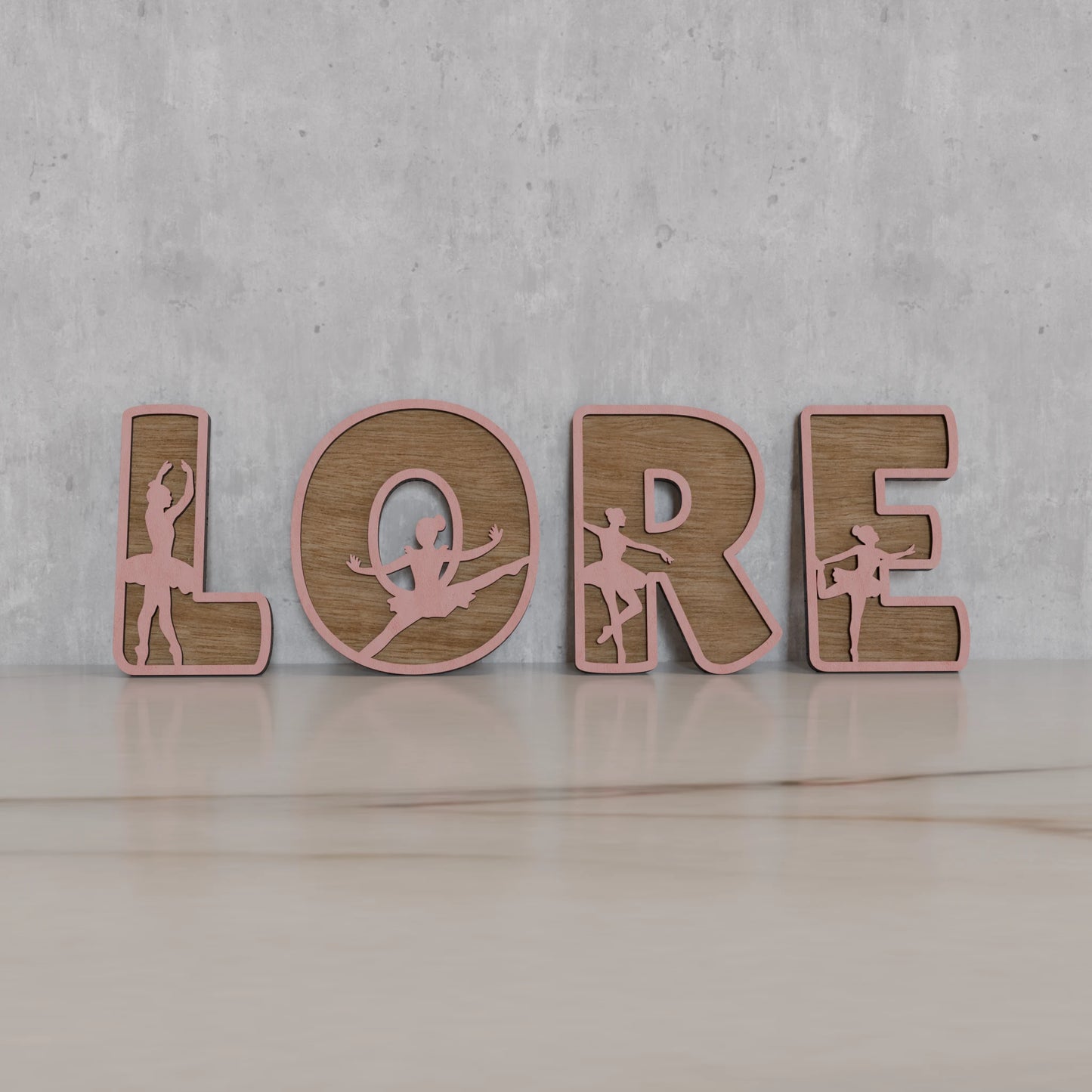 Vue de face des lettres en bois avec silhouettes de ballerines. Idéal pour une décoration artistique. | Vooraanzicht van houten naamletters met ballerina design, perfect voor decoratie.