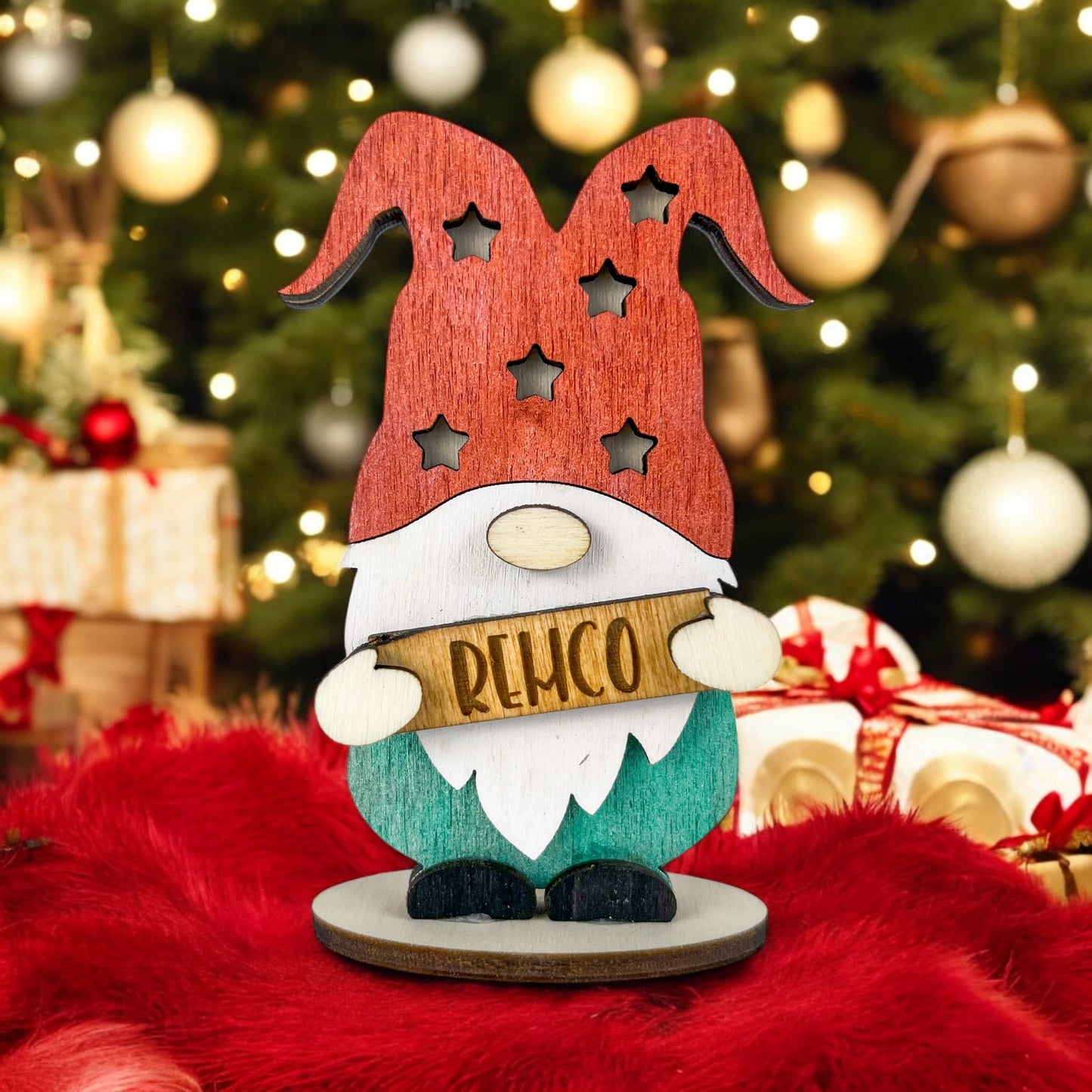 Lutin de Noël en bois avec un bonnet rouge à étoiles découpées, personnalisé - Houten Kerstelf met een rode muts met uitgesneden sterren, gepersonaliseerd