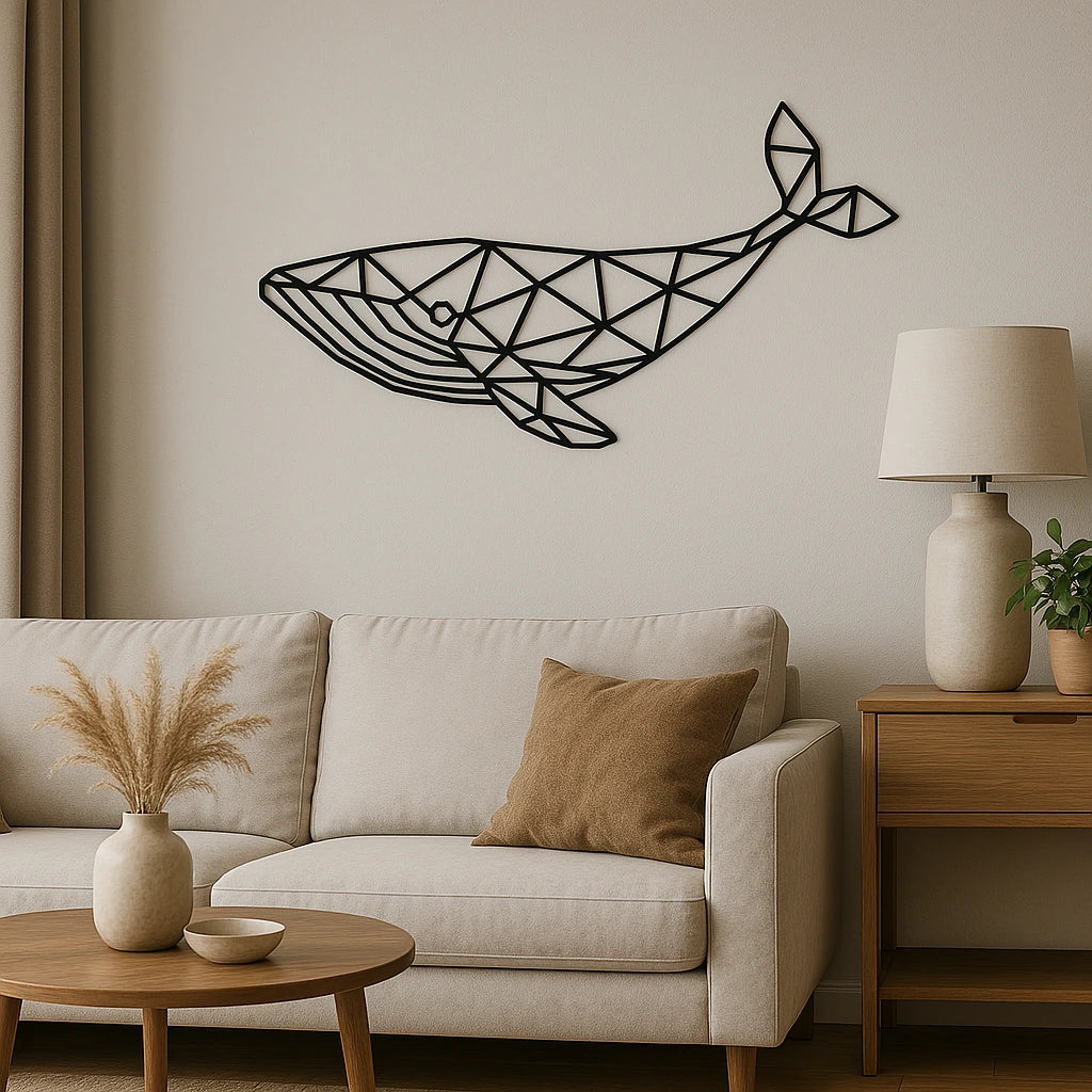 Décoration murale représentant une baleine géométrique noire en bois fixée au mur d’un salon au style scandinave, au-dessus d’un canapé beige – design élégant et moderne pour une touche originale.