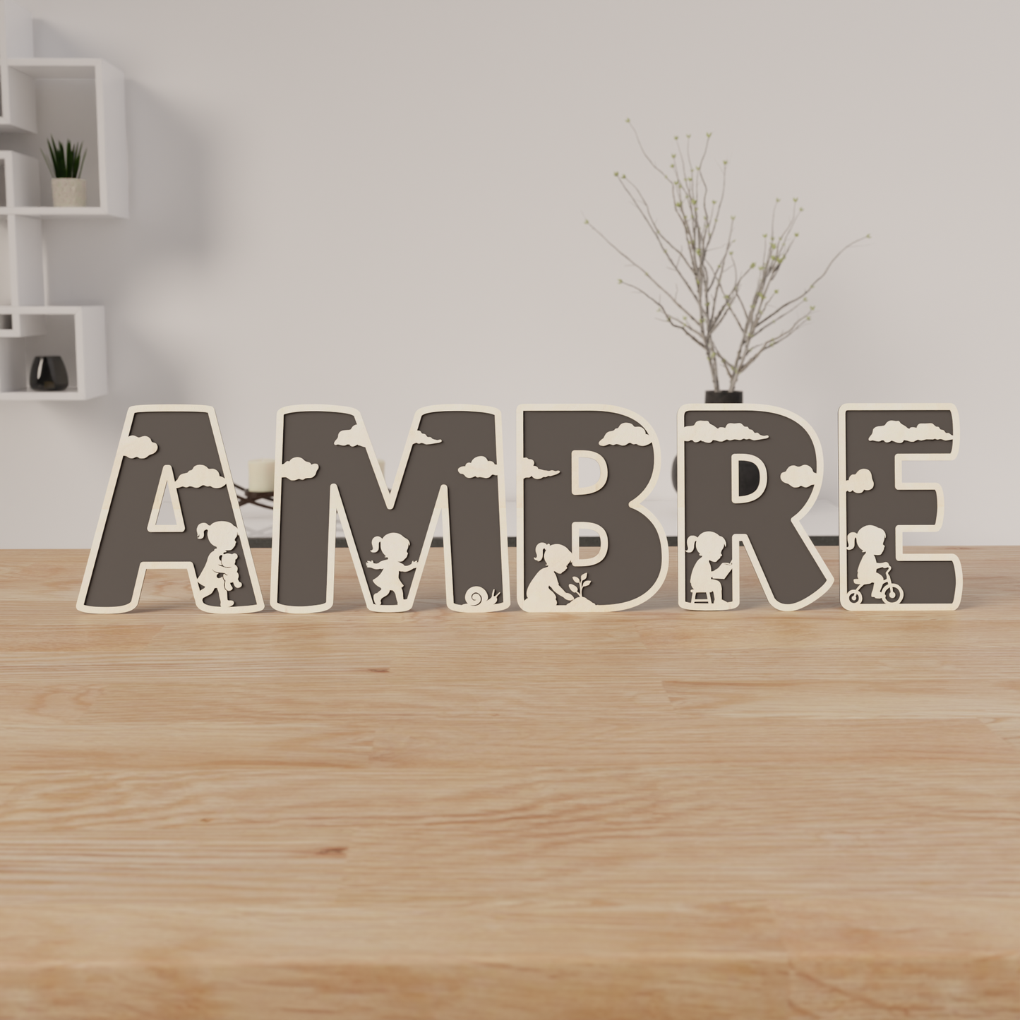 prénom AMBRE découpé en bois avec silhouettes d’enfants, fond noir contrasté, décoration personnalisée | houten letters naam AMBRE met kind figuren en zwart achtergrond, gepersonaliseerd decoratie