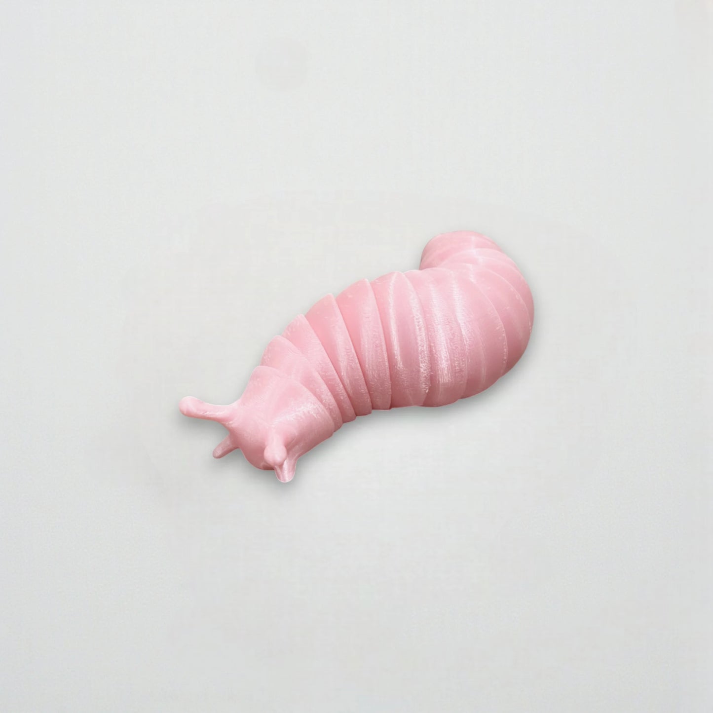 Limace articulée rose en impression 3D vue latérale, jouet articulé réaliste – Roze 3D-geprinte slak zijaanzicht flexibel speelgoed.