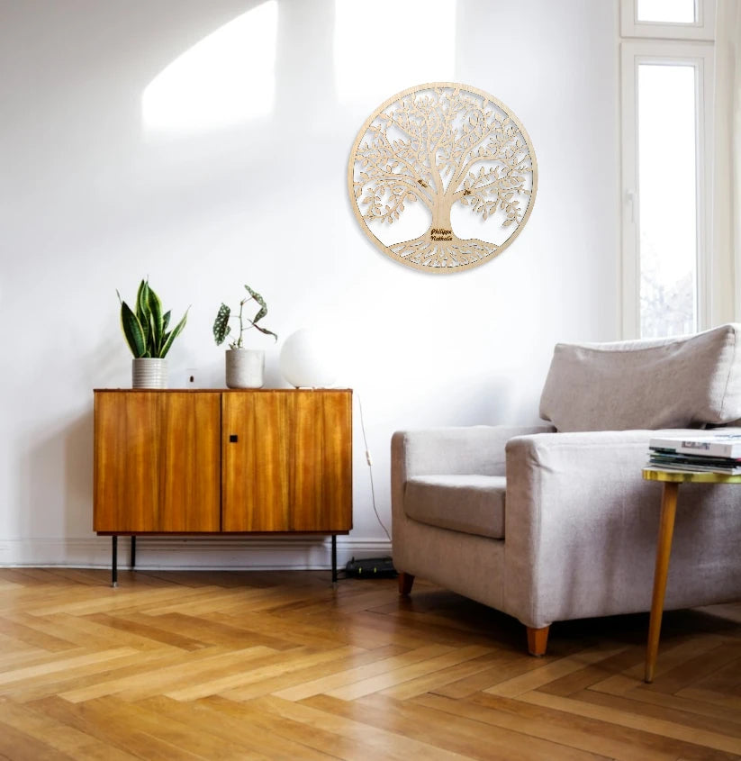 Arbre de Vie personnalisé en bois accroché au mur dans un salon moderne. Idéal comme décoration murale ou cadeau symbolique pour la famille.