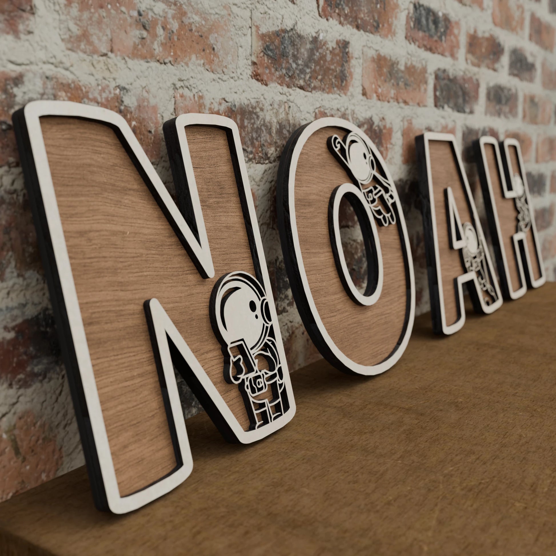 Lettre prénom en bois personnalisée "Noah" avec un design astronaute, parfaite pour une décoration de chambre enfant ou un cadeau unique. | Houten naamletters "Noah" met een ruimtevaarder ontwerp, ideaal als kinderkamerdecoratie of als gepersonaliseerd geschenk.