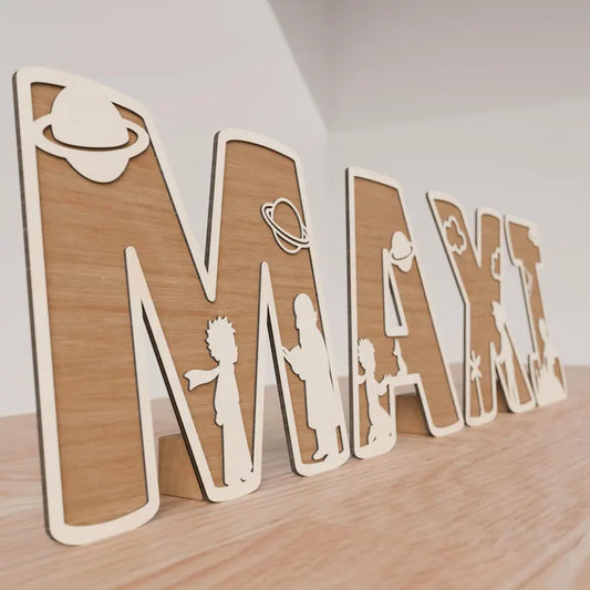 Lettres décoratives en bois avec détails du Petit Prince, réalisées en découpe laser. Un bel objet pour apporter poésie et magie à une chambre d’enfant.