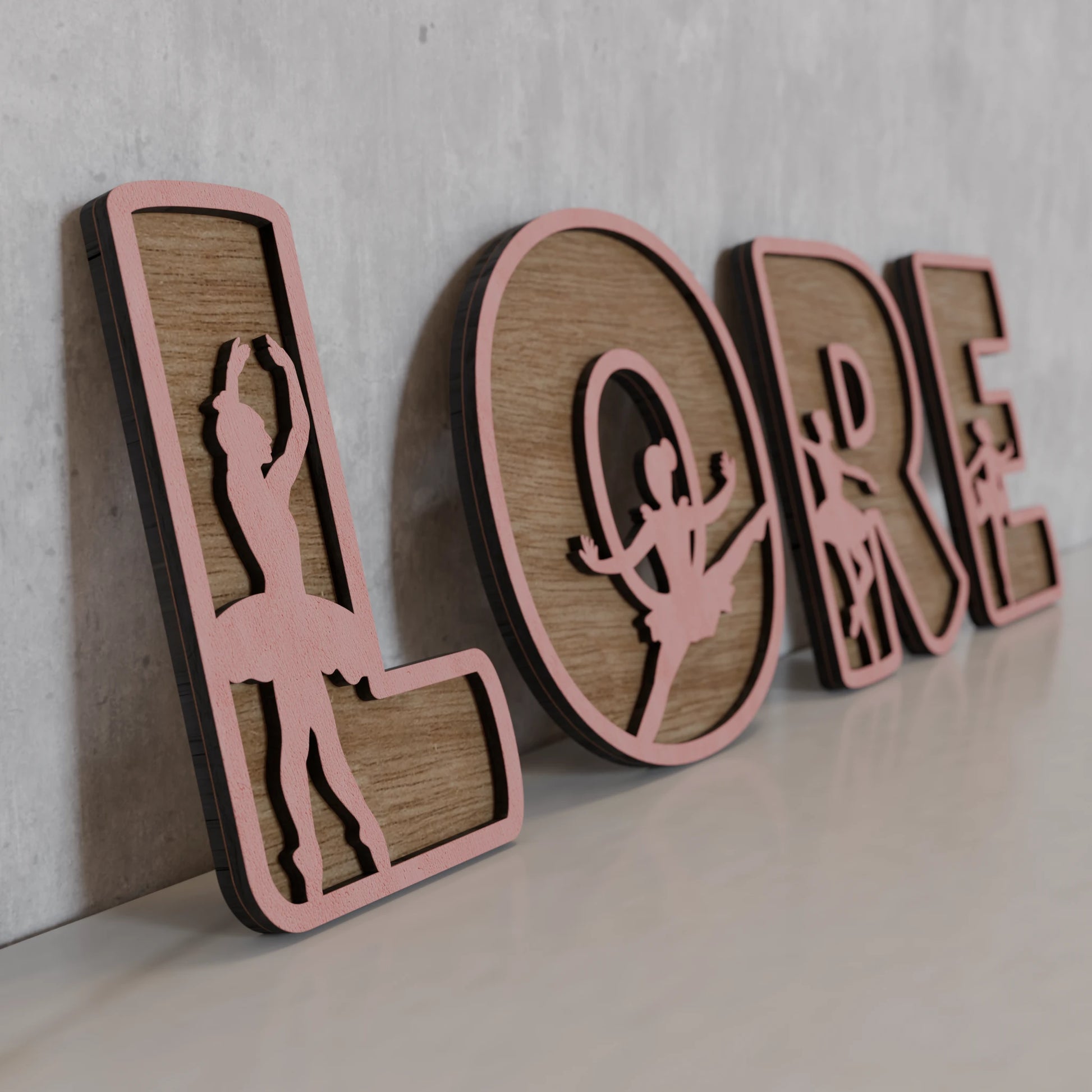 Vue latérale de lettres en bois sur le thème du ballet. Élégant et personnalisé pour chambre d’enfant ou studio de danse. | Zijaanzicht van houten naamletters met ballet thema. Perfect voor kinderkamer of dansstudio.
