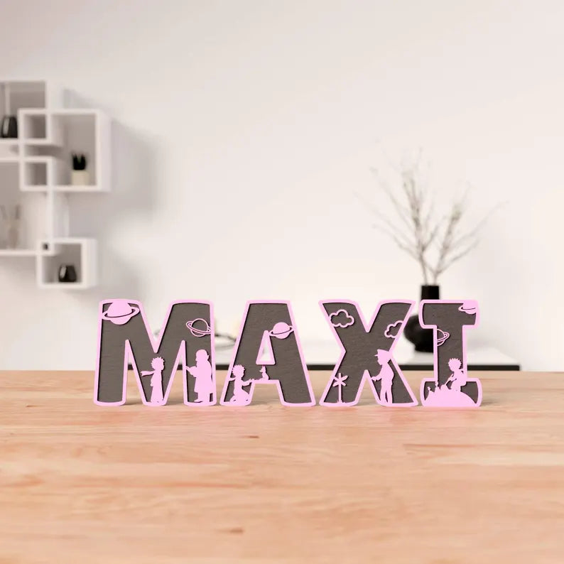 Prénom en bois inspiré du Petit Prince, réalisé en découpe laser de haute précision. Un design unique mêlant douceur et poésie pour décorer une chambre d’enfant.