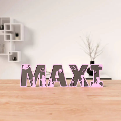 Prénom en bois inspiré du Petit Prince, réalisé en découpe laser de haute précision. Un design unique mêlant douceur et poésie pour décorer une chambre d’enfant.