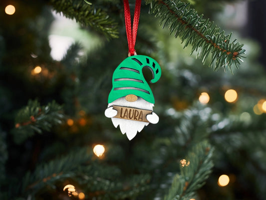 Ornement de Noël suspendu en forme de lutin avec un bonnet vert rayé, personnalisé - Gepersonaliseerde kerstversiering hangend in de vorm van een kabouter met een groen gestreepte muts