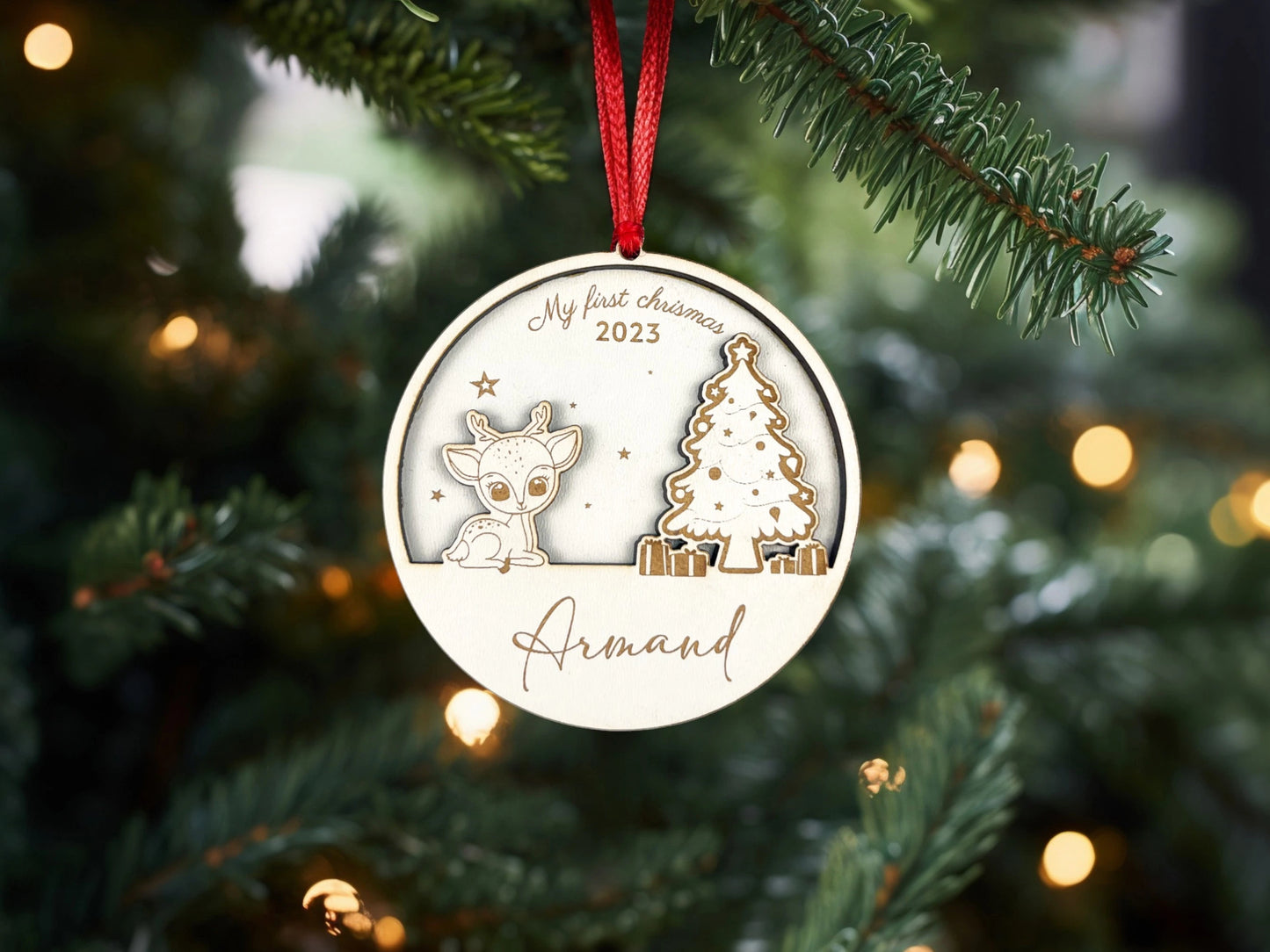 Ornement de Noël rond en bois gravé avec "Mon premier Noël", décoré d'un faon mignon et d'un sapin, personnalisé avec le nom - Ronde houten Kerstversiering gegraveerd met "Mijn Eerste Kerstmis", versierd met een schattig hertje en een kerstboom, gepersonaliseerd met de naam.