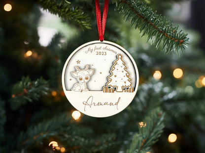 Ornement de Noël rond en bois gravé avec "Mon premier Noël", décoré d'un faon mignon et d'un sapin, personnalisé avec le nom - Ronde houten Kerstversiering gegraveerd met "Mijn Eerste Kerstmis", versierd met een schattig hertje en een kerstboom, gepersonaliseerd met de naam.