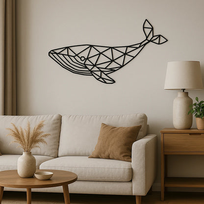 Décoration murale représentant une baleine géométrique noire en bois fixée au mur d’un salon au style scandinave, au-dessus d’un canapé beige – design élégant et moderne pour une touche originale.