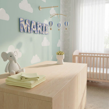 prénom MARIE en lettres de bois décor montgolfière fixé au mur d’une chambre de bébé, déco personnalisée | houten letters met naam MARIE luchtballon motief aan de muur in babykamer, gepersonaliseerde decoratie
