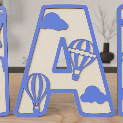 zoom sur une lettre en bois personnalisée bleue avec montgolfières et nuages, déco murale chambre enfant | close-up houten blauwe letter met luchtballon en wolken, gepersonaliseerde muurdecoratie kinderkamer
