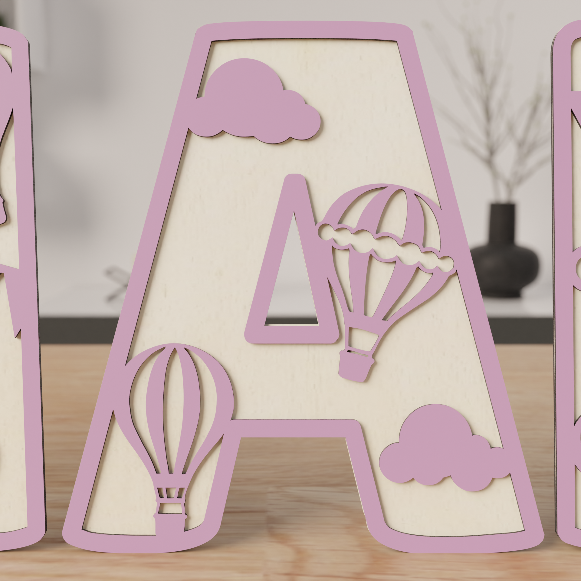 zoom sur une lettre en bois personnalisée rose avec motif montgolfière et nuages, idée cadeau pour chambre d’enfant | close-up houten gepersonaliseerde roze letter met luchtballon en wolken, cadeau idee voor kinderkamer