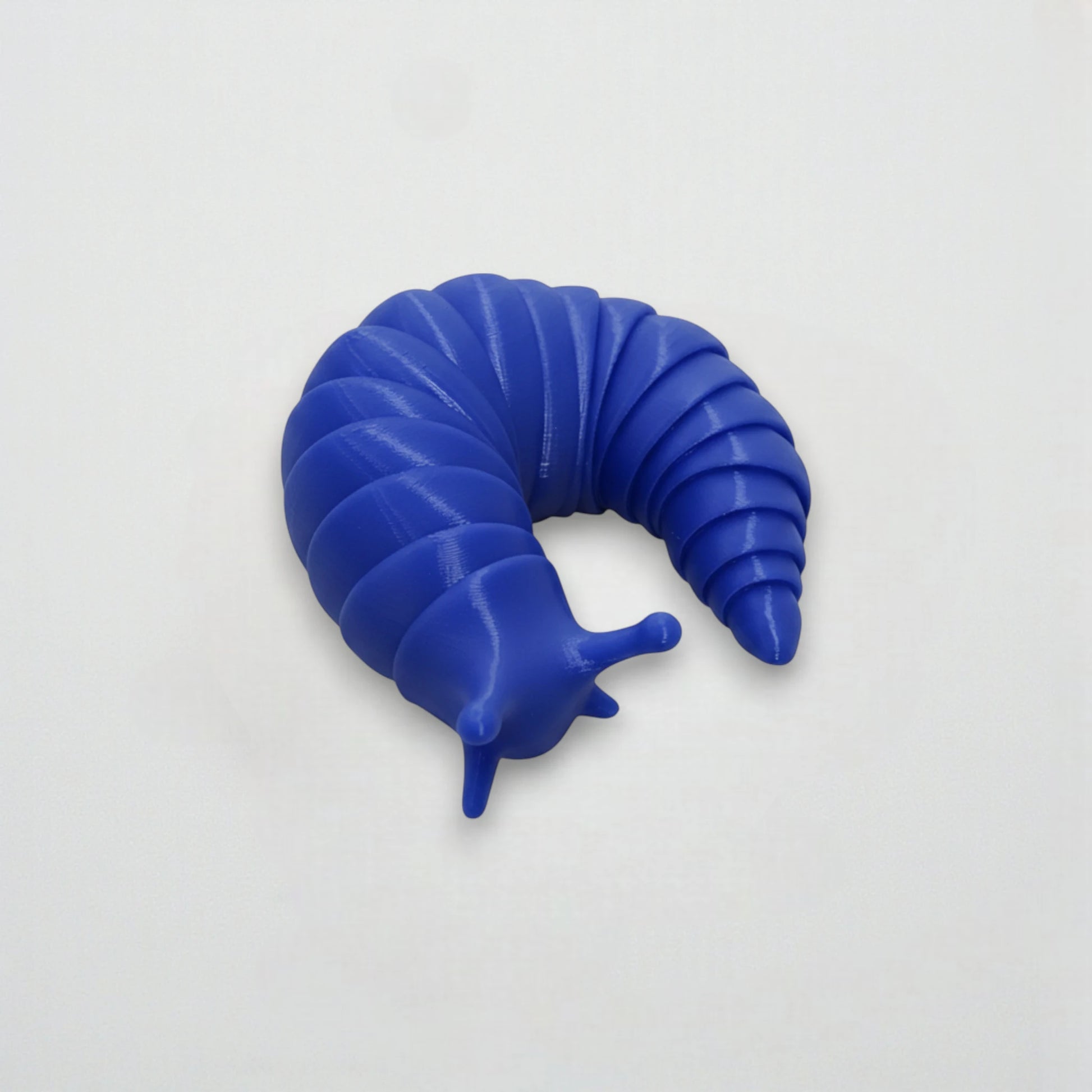Figurine limace articulée bleue en impression 3D, jouet flexible amusant et articulé – Blauwe 3D-geprinte beweegbare slak speelgoed.