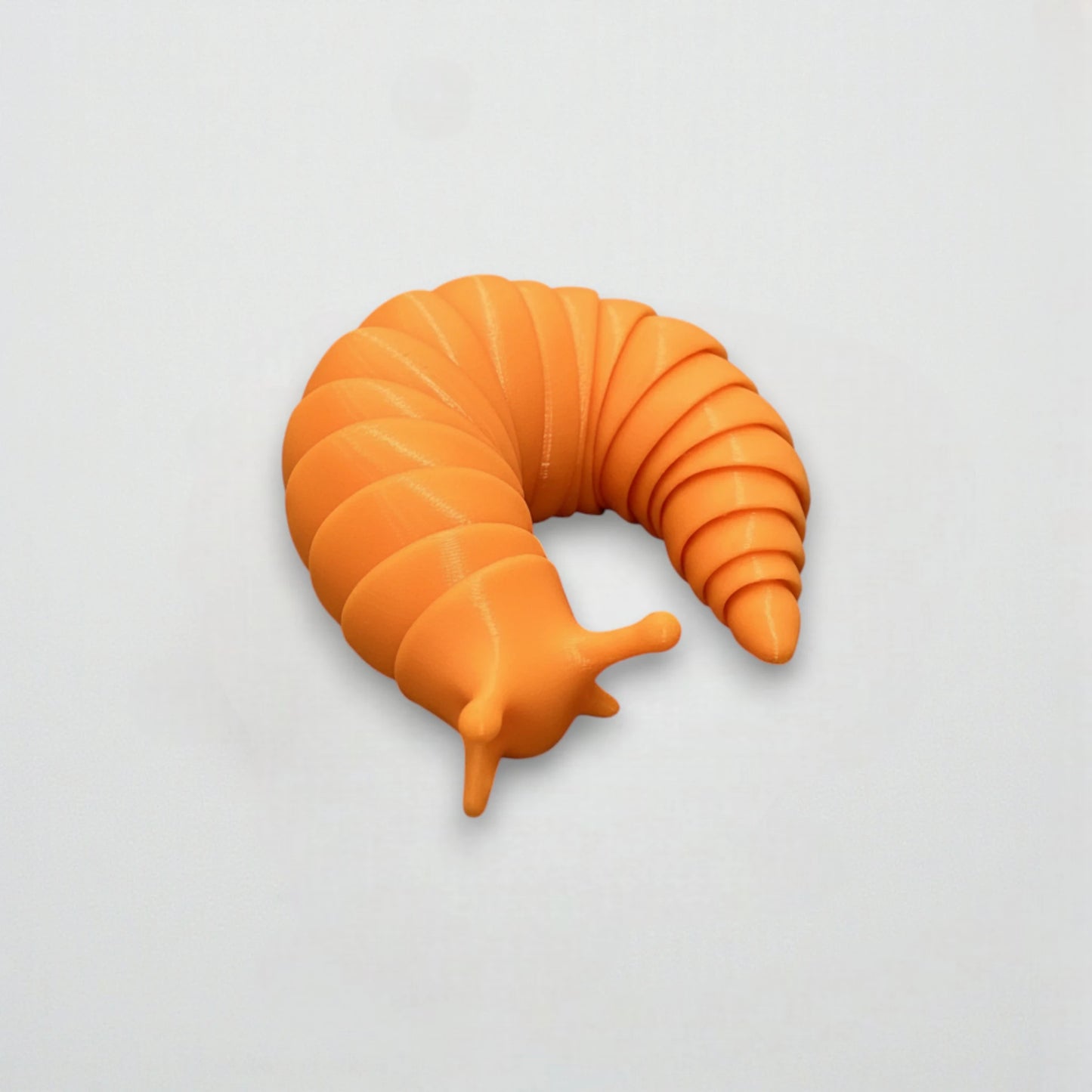 Figurine limace articulée orange imprimée en 3D, modèle flexible et ludique – Oranje 3D-geprinte beweegbare slak speelgoed.
