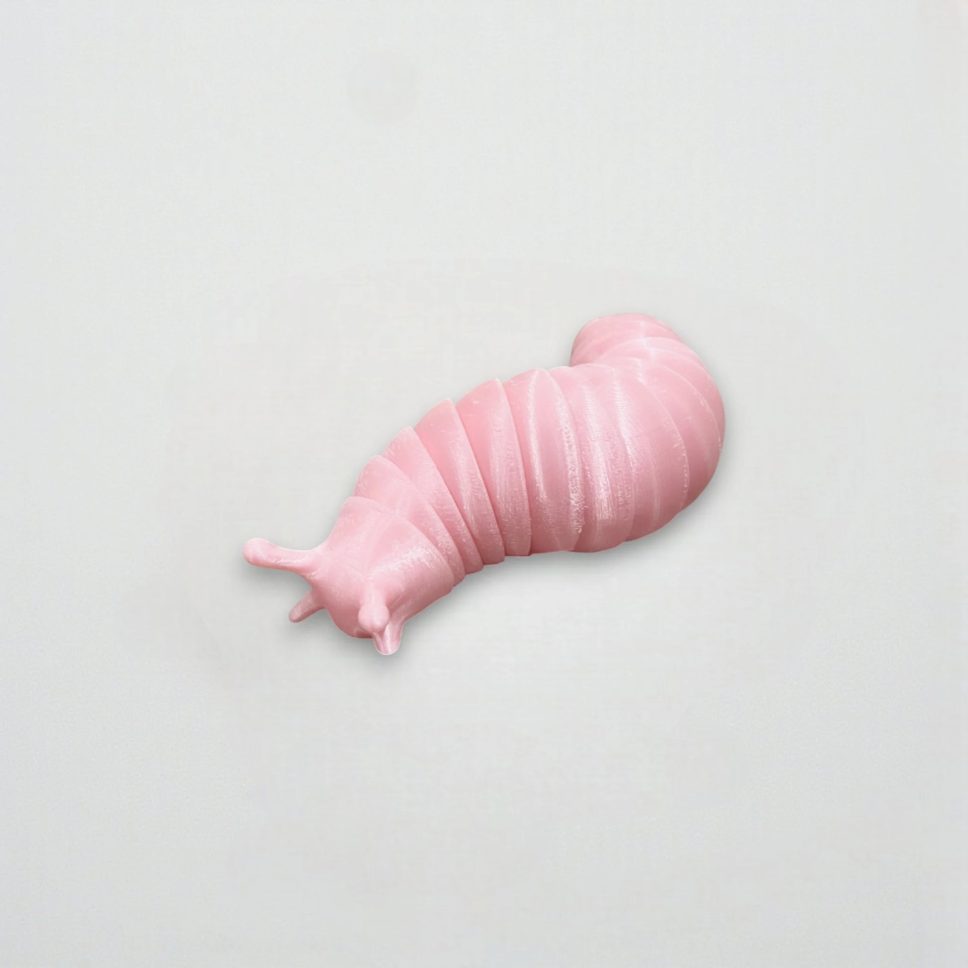 Limace articulée rose en impression 3D vue latérale, jouet articulé réaliste – Roze 3D-geprinte slak zijaanzicht flexibel speelgoed.