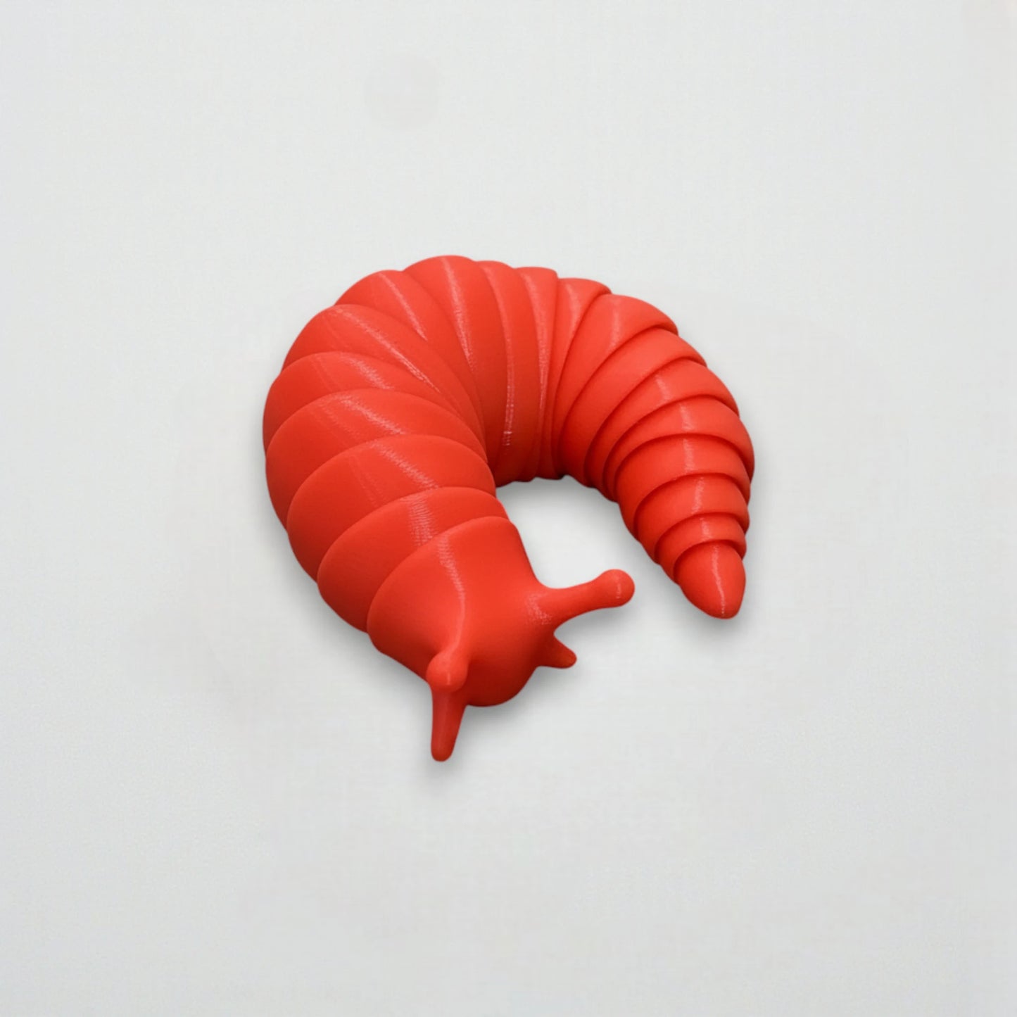 Figurine limace articulée rouge en impression 3D, jouet flexible réaliste – Rode beweegbare slak in 3D-print speelgoed.