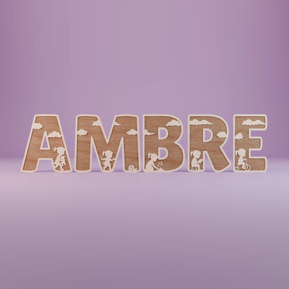 Lettres prénom AMBRE en bois, fond rose, silhouettes fille | Houten naam AMBRE op roze achtergrond, meisjes-silhouetten
