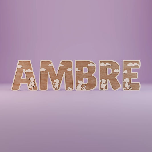 Lettres prénom AMBRE en bois, fond rose, silhouettes fille | Houten naam AMBRE op roze achtergrond, meisjes-silhouetten