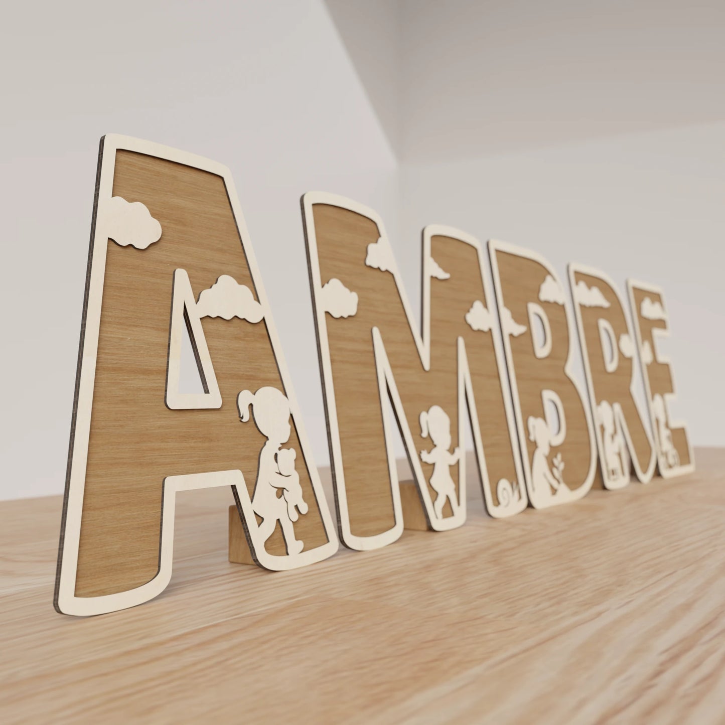 lettres en bois formant le prénom AMBRE avec silhouettes d’enfants et nuages, décoration personnalisée chambre enfant | houten letters met naam AMBRE en kind figuren en wolken, gepersonaliseerde kinderkamer decoratie