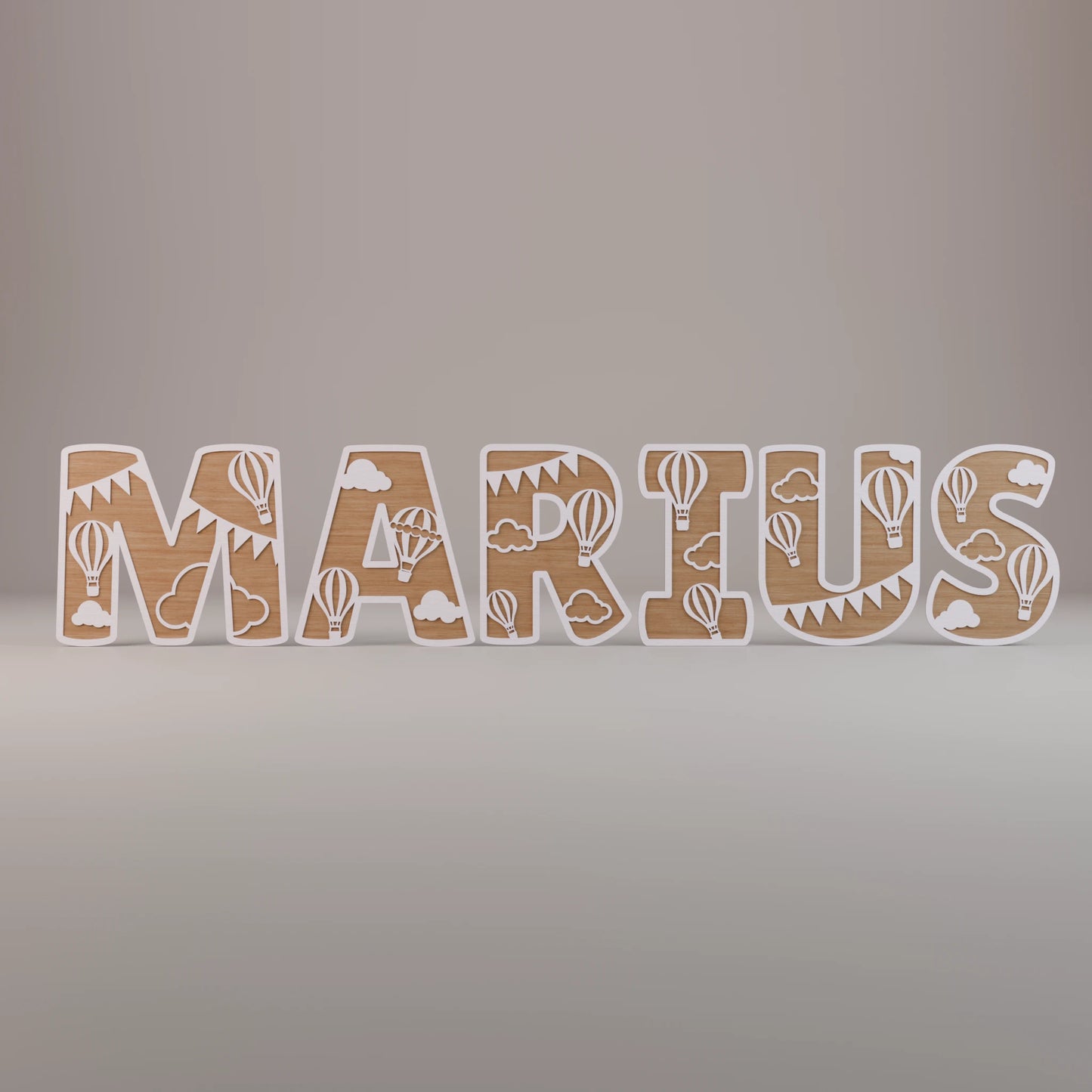 lettres en bois formant le prénom MARIUS avec motifs montgolfière et nuages, décoration personnalisée pour chambre d’enfant | houten letters met de naam MARIUS en luchtballon en wolken motief, gepersonaliseerde kinderkamer decoratie