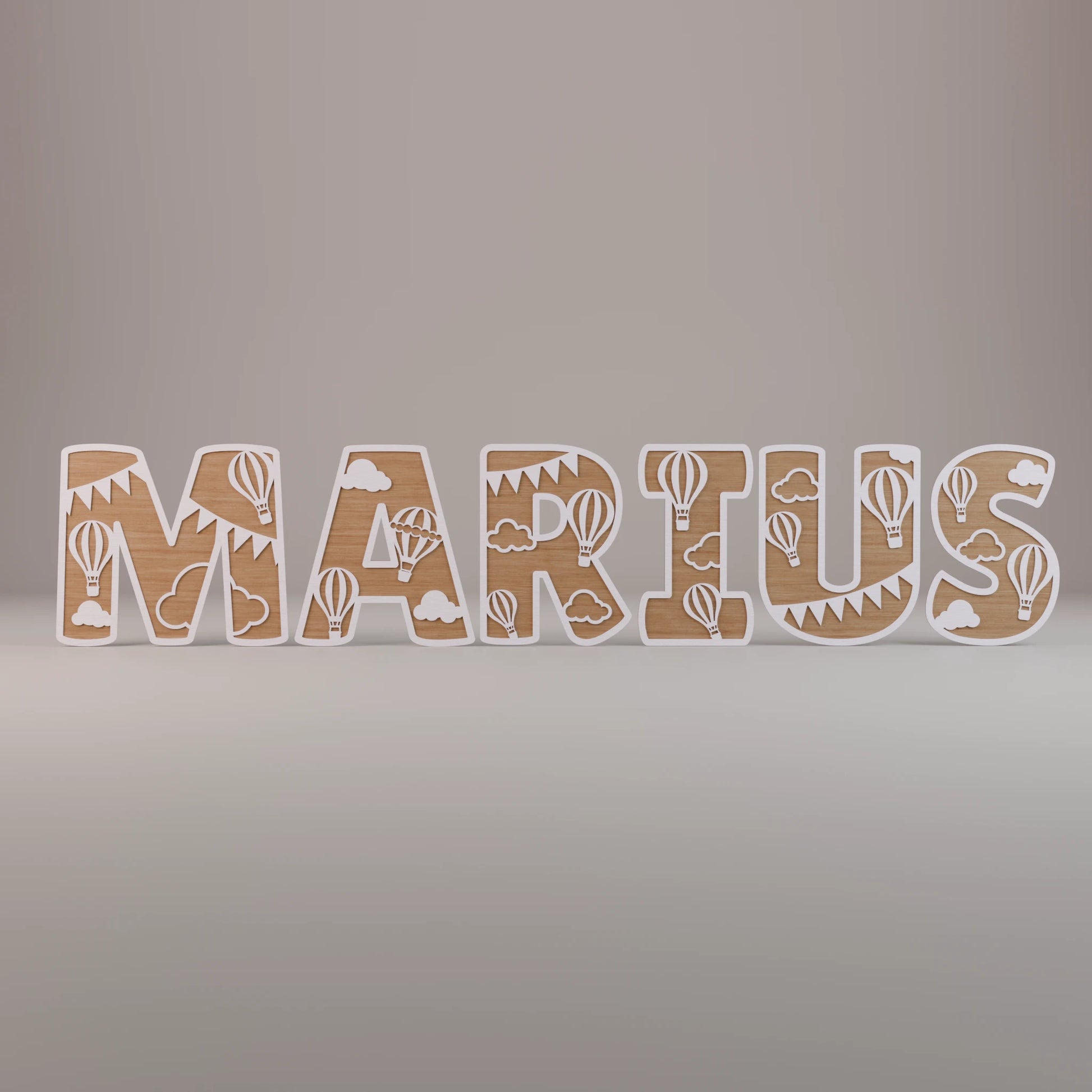 lettres en bois formant le prénom MARIUS avec motifs montgolfière et nuages, décoration personnalisée pour chambre d’enfant | houten letters met de naam MARIUS en luchtballon en wolken motief, gepersonaliseerde kinderkamer decoratie
