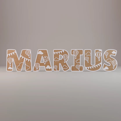 lettres en bois formant le prénom MARIUS avec motifs montgolfière et nuages, décoration personnalisée pour chambre d’enfant | houten letters met de naam MARIUS en luchtballon en wolken motief, gepersonaliseerde kinderkamer decoratie